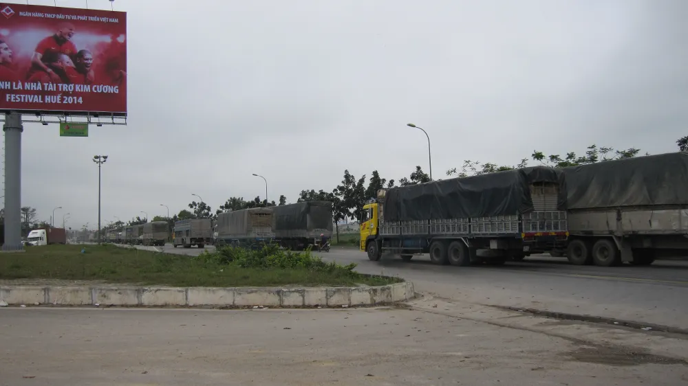 Xe tải né trạm cân, quốc lộ 1A ách tắc ảnh 1